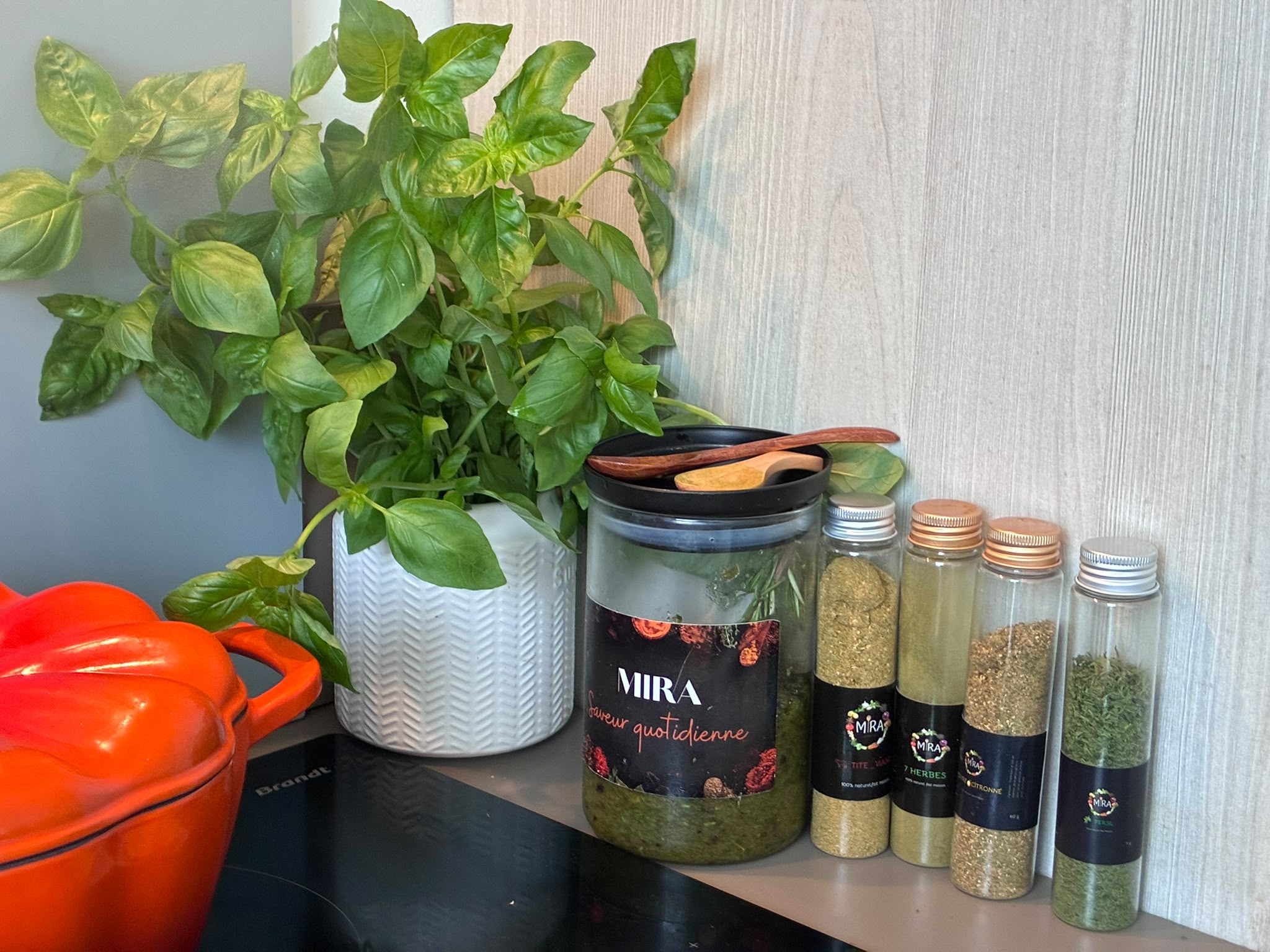 La collection d'épices MIRA en cuisine.
