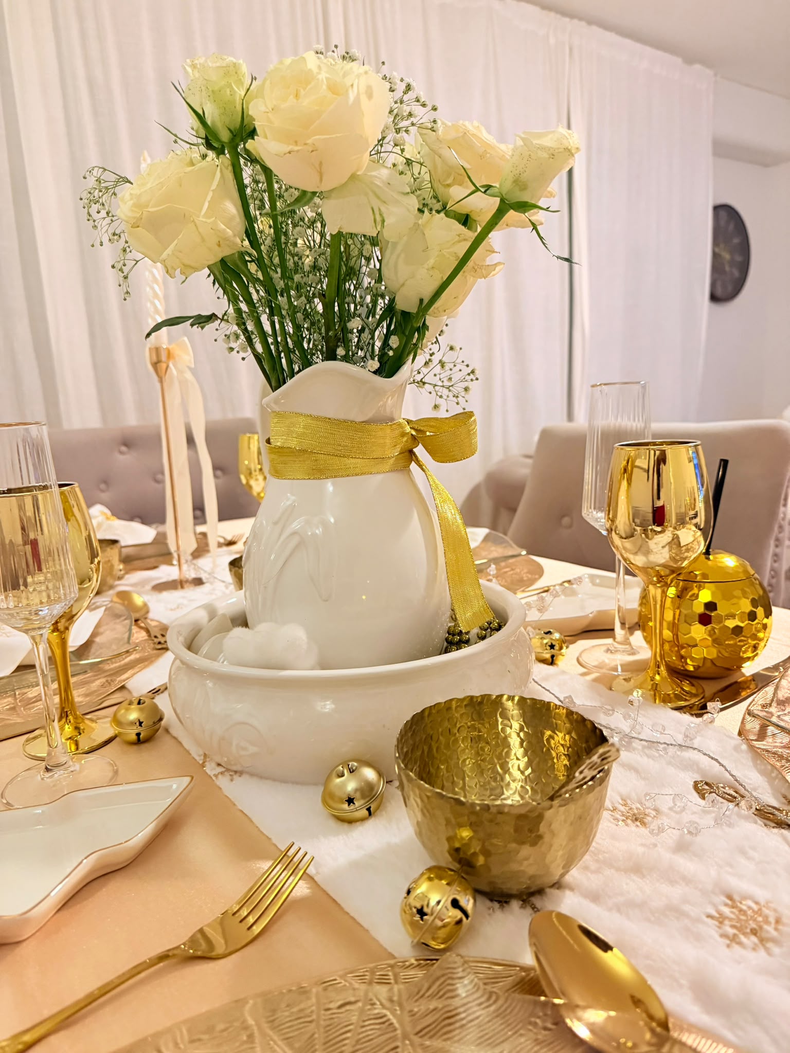 Détail d'une table dressée par Welhom, en blanc et or.