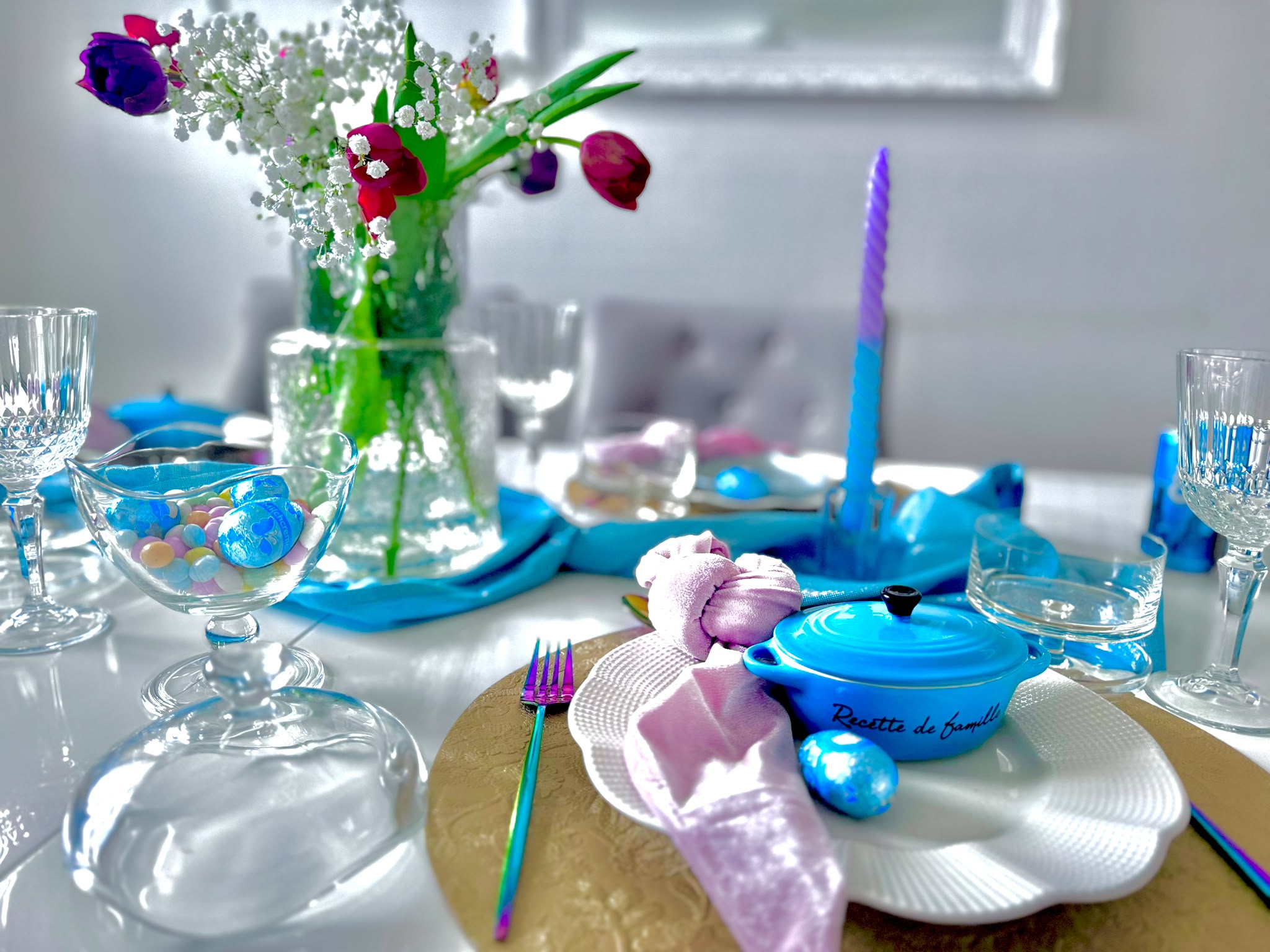 Une table dressée par Welhom, en bleu et violet.